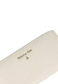 Cartera de cuero blanco con un acabado texturizado, que presenta un logo dorado "PATRIZIA PEPE" y un pequeño emblema, cierre con cremallera y líneas limpias.