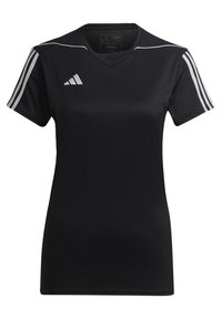 Camiseta deportiva negra con cuello en V, mangas cortas, tres rayas blancas en los hombros y acentos texturizados en los hombros. Fabricada con material que absorbe la humedad.