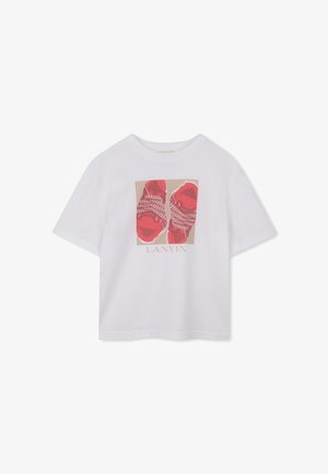 Wit katoenen T-shirt met een afbeelding van rode schoenen met witte veters, omlijst door een beige achtergrond en met "LANVIN" eronder gedrukt.