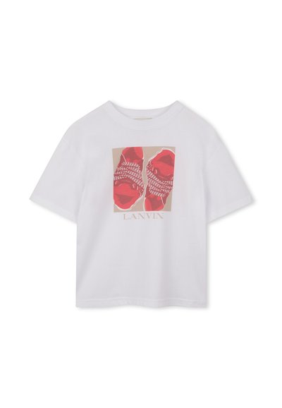 Hvid bomulds-T-shirt med grafik af røde sko med hvide snørebånd, indrammet af en beige baggrund og "LANVIN" trykt nedenunder.