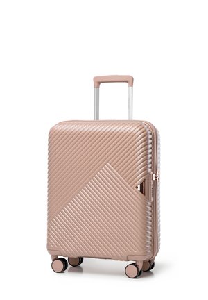 Valise rigide en or rose, avec un motif rayé diagonal, une poignée rétractable et quatre roues lisses pour une mobilité aisée.