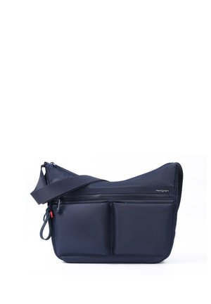 Sac bandoulière bleu marine avec sangle réglable, deux poches zippées à l'avant, un compartiment supérieur zippé et un petit logo métallique de la marque à l'avant.