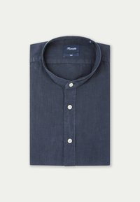 Camicetta slim-fit blu navy realizzata in tessuto leggero, con chiusura a bottoni sulla parte anteriore, colletto curvo e quattro bottoni bianchi.