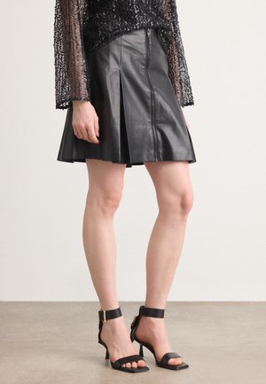 FRONT PLEAT ZIP UP SKIRT - Gonna a pieghe - black