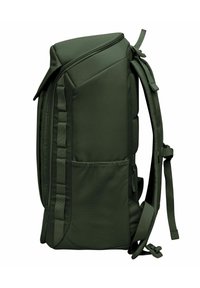 Sac à dos vert en matériau texturé, design angulaire, poche latérale et bretelles ajustables. Il dispose d'une fermeture à glissière sur le dessus pour un accès facile.