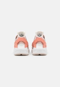 Nike Sportswear AIR HUARACHE MN - Trainers - summit white/light madder root/atmosphere/fossil stone