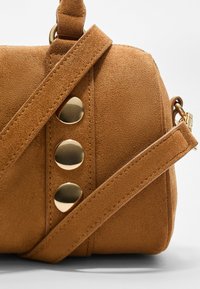 Stradivarius SMALL STUDDED BOWLING - Sac à main - camel