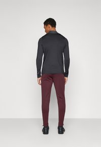 Nike Performance DRI-FIT ACADEMY PANT - Pantalones deportivos - burgundy crush/white