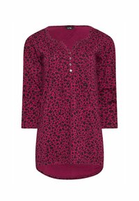 Tunica fucsia con stampa animale nera, scollo rotondo, apertura con bottoni frontale e maniche a tre quarti. Design con orlo curvo.