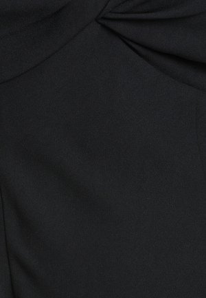 Tessuto nero con una texture liscia, caratterizzato da un dettaglio di design attorcigliato. Il materiale sembra leggero e si drappeggia morbidamente.