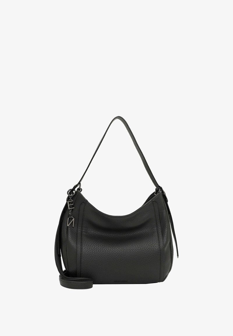 Czarna skórzana torebka w kształcie hobo, o teksturowanej powierzchni, z jednym paskiem na ramię oraz odpinanym łańcuszkiem z zawieszką z logo.