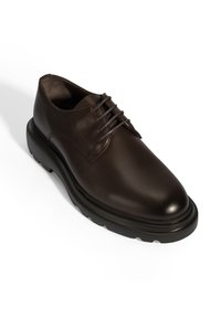 Braune Leder-Formalschuh mit runder Zehe, glatter Oberfläche und Schnürdesign. Verfügt über eine dicke schwarze Gummisohle mit Profil.