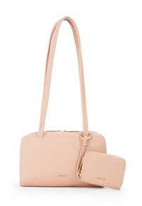 Borsa a tracolla di colore rosa con due manici e un piccolo portafoglio coordinato attaccato. Accessori in metallo dorato su entrambi gli articoli.