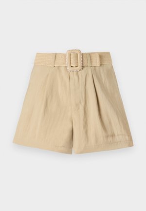 Bežinės šortai su tekstūruotu nertiniu diržu, turinčiu keturkampį užsegimą. Šortai turi raukšles ir lygaus audinio apdailą.