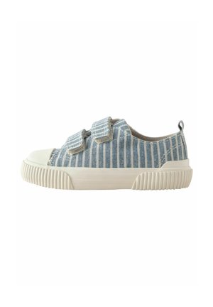 Scarpa da ginnastica in tela a righe blu e bianche con due strap in Velcro, punta in gomma bianca e suola in gomma bianca testurizzata.