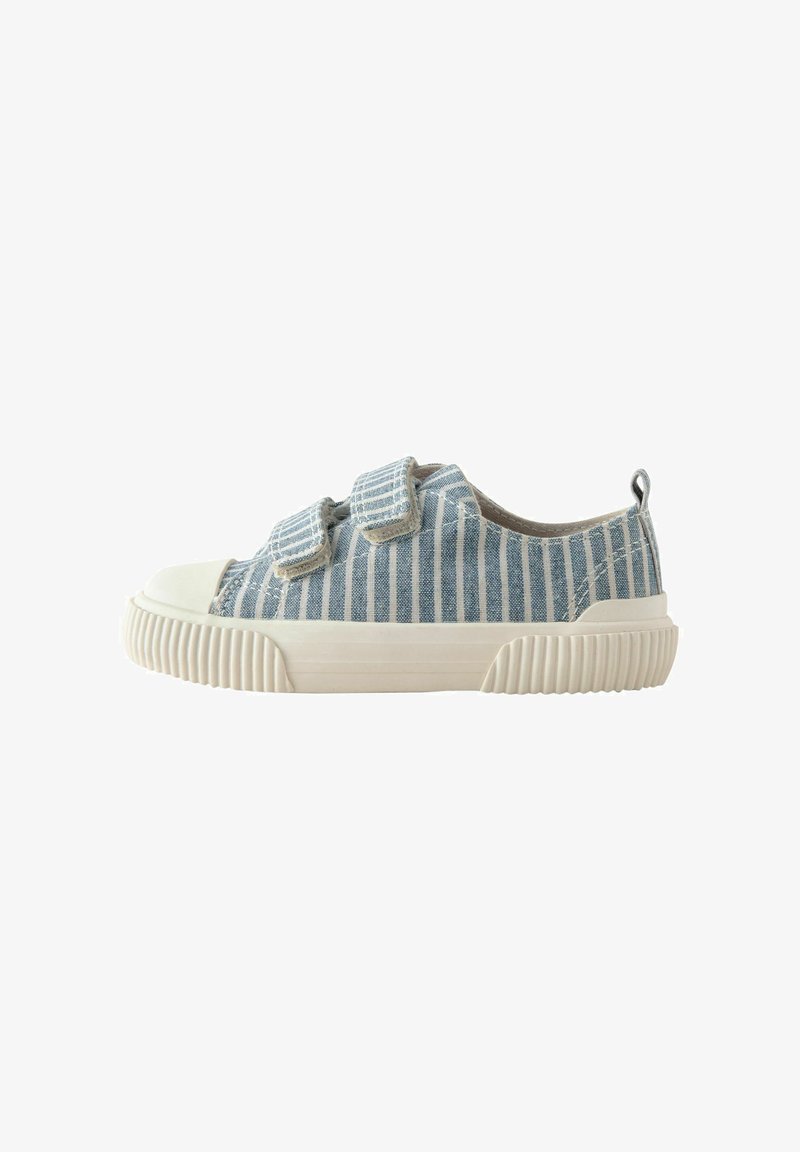 Baskets basses décontractées à rayures verticales bleues et blanches, deux brides Velcro, une semelle en caoutchouc beige et un bout arrondi.