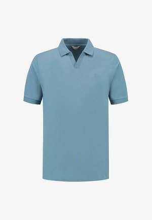 Lühikeste varrukatega helesinine polo särk, mis on valmistatud pehmest puuvillast. Omab V-kaelust ja mahedat tikandiga logo rinnal.