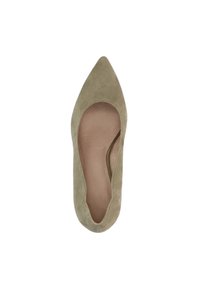Zapato plano de punta afilada en suave ante verde oliva con una parte superior lisa, costados bajos y un forro interior beige. Sin herrajes visibles.