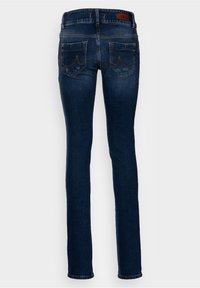 Jean skinny en denim bleu foncé avec une taille standard, deux poches arrière et des détails de couture contrastants. Texture lisse, coupe ajustée.