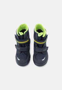 Marine vinterstøvler med grønn fleecefôr, borrelåser, teksturert semsket skinn og gummisåler, med reflekterende detaljer nær tåen.