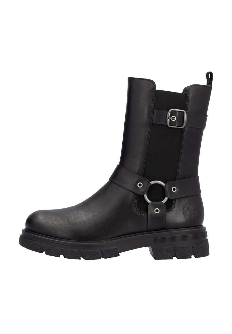 Botas de tobillo de cuero negro con paneles laterales elásticos, detalle de hardware circular, acento de hebilla y suela de goma texturizada. Altura a media pantorrilla.