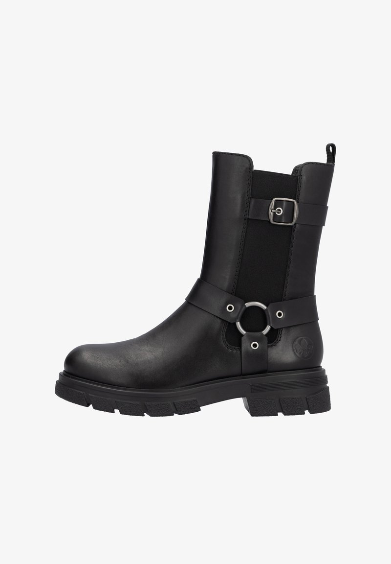 Botas de tobillo de cuero negro con paneles laterales elásticos, detalle de hardware circular, acento de hebilla y suela de goma texturizada. Altura a media pantorrilla.