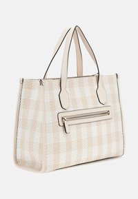 Beige geflochtener Tragetasche mit zwei Griffen, ausgestattet mit einer Reißverschlusstasche auf der Vorderseite und kontrastierendem schwarzen Besatz. Strukturierte Form, strapazierfähiges Material.