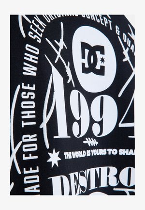 Czarna tkanina z białym graficznym tekstem i wzorami. Elementy obejmują numer "1994", logotypy oraz różne style typograficzne.