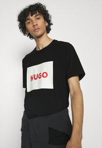 HUGO DULIVE - T-shirt estampada - black