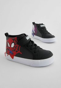 Zwarte hoge sneakers met een spinnenthema in rood en paars, witte rubberen zolen en verstelbare banden voor een goede pasvorm.