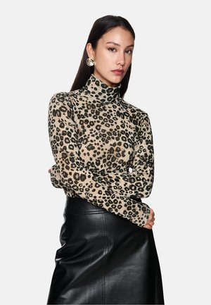 Leopardenmuster-Turtleneck-Pullover in Beige und Schwarz, langärmlig, aus weichem Stoff, kombiniert mit einem schwarzen Lederrock, minimalen Accessoires.