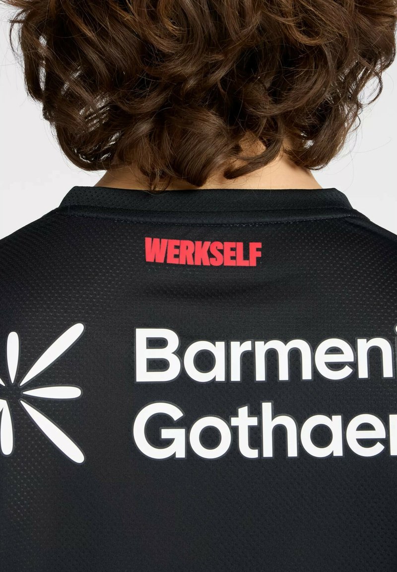 Schwarzes Sporttrikot mit strukturierter Stoffoberfläche. Mit rotem "WERKSELF"-Schriftzug und weißem "Barmen Gothaer"-Logo auf der Rückseite.
