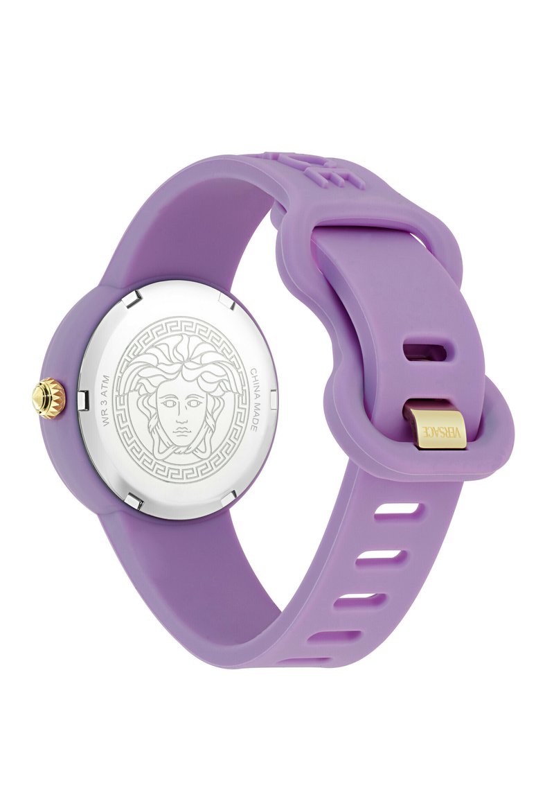 Orologio in silicone viola con quadrante rotondo argento. Presenta un design inciso di Medusa, una corona dorata e una fibbia color oro. Cinturino flessibile con ritagli.