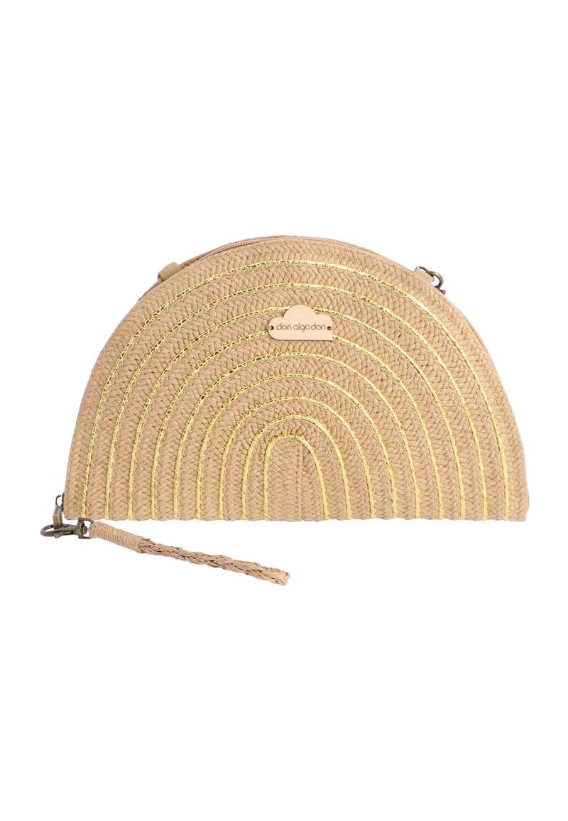 Bolso marrón con patrón circular tejido y franjas doradas. Cuenta con un cierre con cremallera y una correa trenzada para la muñeca, además de una pequeña etiqueta con el logo.