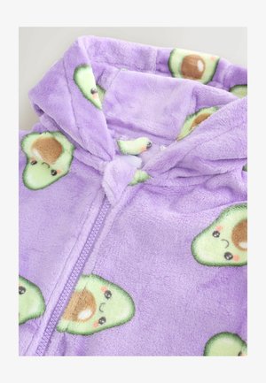 Violetinis, pūkuotas kombinezonas su avokadų raštu ir besišypsančiomis veidų. Su gobtuvu ir priekiniais užtrauktuko uždarymais. Minkšta, tekstūruota medžiaga.