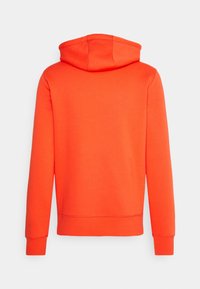 Sudadera naranja con bolsillo tipo canguro, puños de canalé y capucha con cordón. Fabricada en suave tela de algodón con una textura lisa.