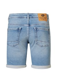 Pantalones cortos de mezclilla en azul claro, con dobladillo enrollado, cinco bolsillos y una etiqueta de marca de cuero marrón en la parte trasera de la cintura.