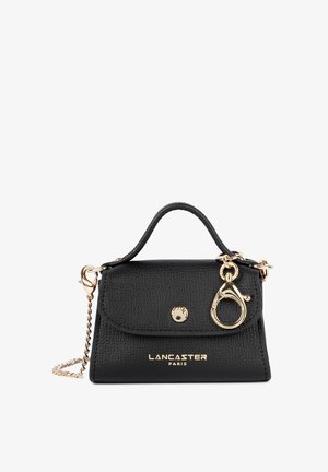 Sac à main en cuir noir avec un design structuré, quincaillerie dorée et une bandoulière en chaîne amovible. Comprend un rabat avant et un logo embossé.