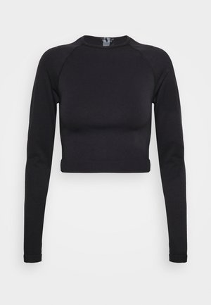 Top court noir à manches longues avec col rond et coupe ajustée, présenté sur un fond blanc uni.