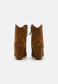 ÁNGEL ALARCÓN Bottines - mogano/basket