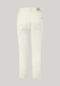 Jeans in denim bianco con un design aderente, stile classico a cinque tasche e dettagli di cucitura sottili sulle tasche posteriori.