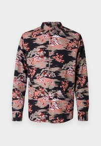 Πουκάμισο με κουμπιά, με μαύρη βάση και πολύχρωμο λουλουδάτο και τοπιογραφικό εκτύπωμα σε κόκκινο, γκρι και άσπρο χρώμα· μακριά μανίκια, γιακάς.