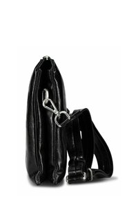 Sac en cuir noir avec fermeture éclair, surface texturée et bandoulière amovible. Dispose de ferrures métalliques et d'une forme élégante et allongée.