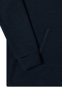 Granatowa bluza o miękkiej fakturze, z kieszenią typu kangur ozdobioną nitami wzdłuż krawędzi oraz dopasowanymi ściągaczami.