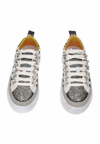 Sneakers argentati e grigi scintillanti con lacci bianchi, decorati con strass lungo i lati e un interno giallo. Suola in gomma testurizzata.