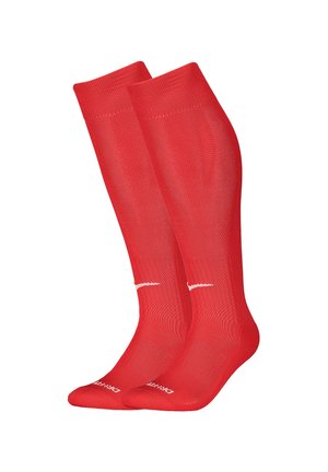 Par rød knæhøje atletiske sokker med hvidt logo på foden og lille hvid swoosh nær anklen på hvid baggrund.