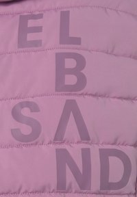 Hellrosa Pufferjacke mit großen, tonalen Buchstaben, die "ELBSAND" auf der Vorderseite schreiben. Glatte, gesteppten Textur mit sichtbaren Nähten.