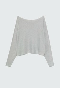 Pull en maille côtelée gris clair avec manches longues et encolure large, légèrement dégagée sur les épaules.