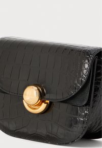 Borsa in faux pelle di coccodrillo nera con chiusura in metallo dorato di forma arrotondata, design a risvolto e superficie liscia. Forma rettangolare compatta.