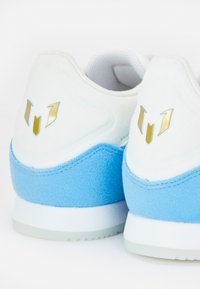 adidas Performance F50 FREESTYLE 24 MESSI - Botines de fútbol sala - white/gold/blue burst